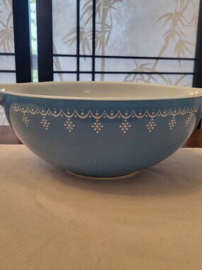 PYREX 4 Quart Mixing Bowl - Snowflake Garland #444